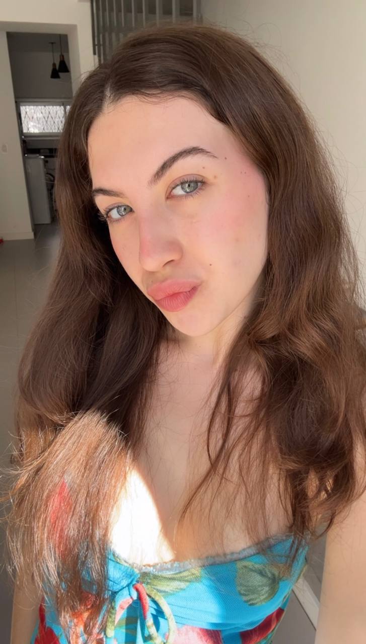 Nude girl Amber in Guiyang