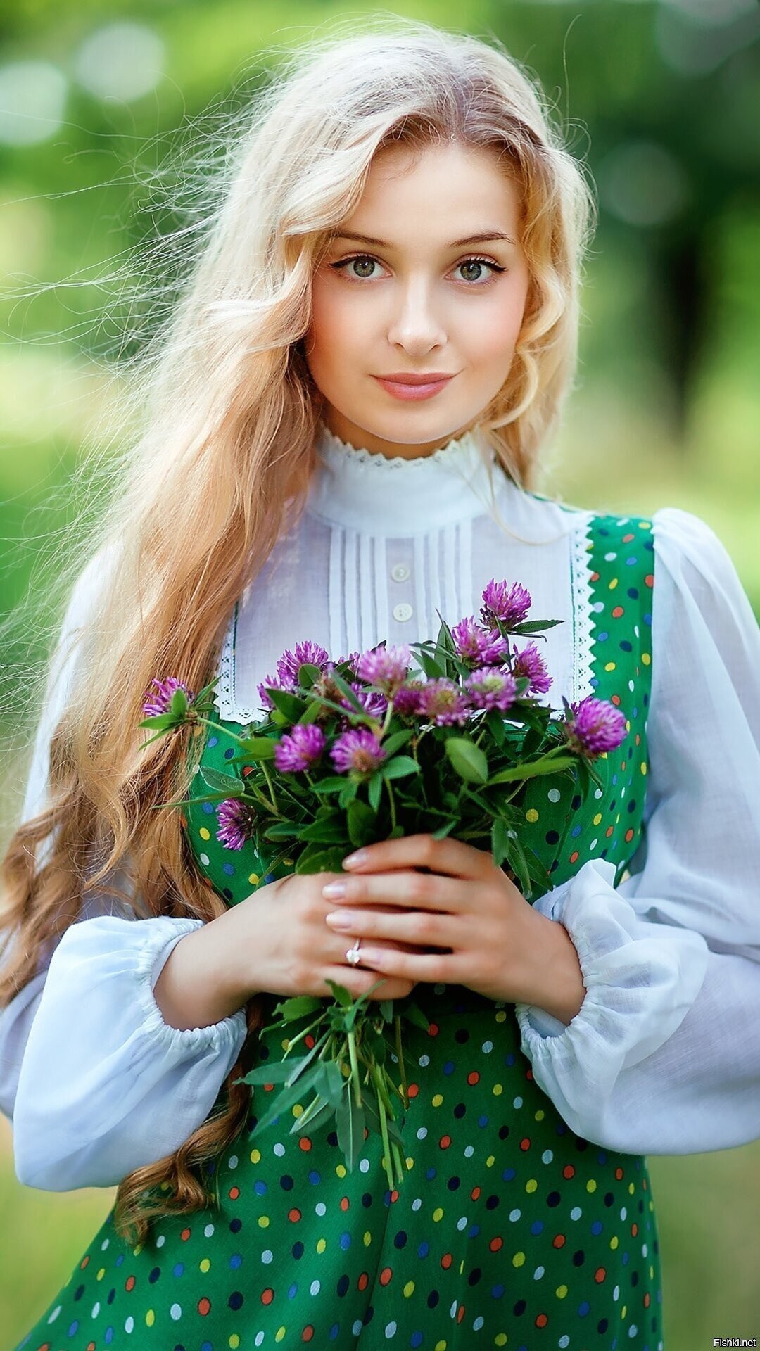 Girls in Slavic costumes in Guiyang